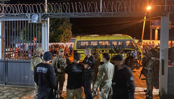 Após as 43 prisões em um único dia, a Polícia Civil realiza a escolta dos presos que foram enviados para unidades prisionais