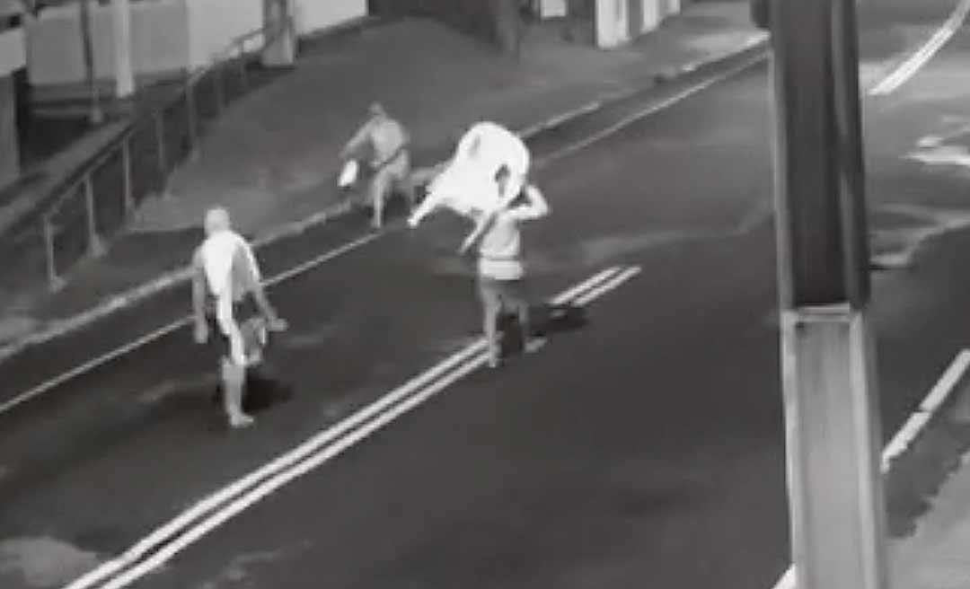 Após furtarem cadeiras, homens caminham tranquilamente em avenida em Cruzeiro do Sul; veja o vídeo