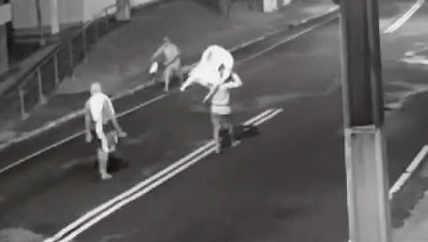 Após furtarem cadeiras, homens caminham tranquilamente em avenida em Cruzeiro do Sul; veja o vídeo