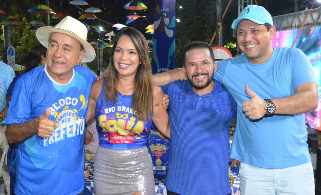 Acabou a arenga: Bocalom e Marfisa trocam abraços em meio a folia de Momo