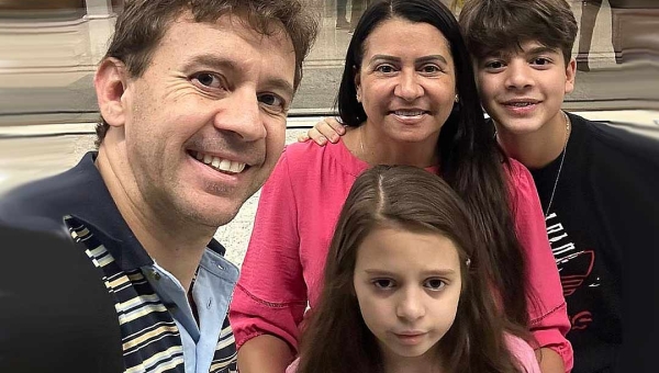 Após 1 mês internada por conta de uma pneumonia, filha de Eduardo Velloso e Rejane Holanda recebe alta e pais agradecem orações