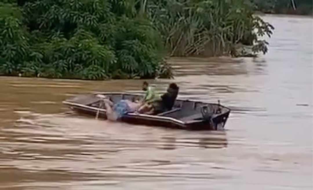Seis pessoas caem no Rio Acre em Brasileia, são arrastadas pela correnteza, mas acabam salvas por populares