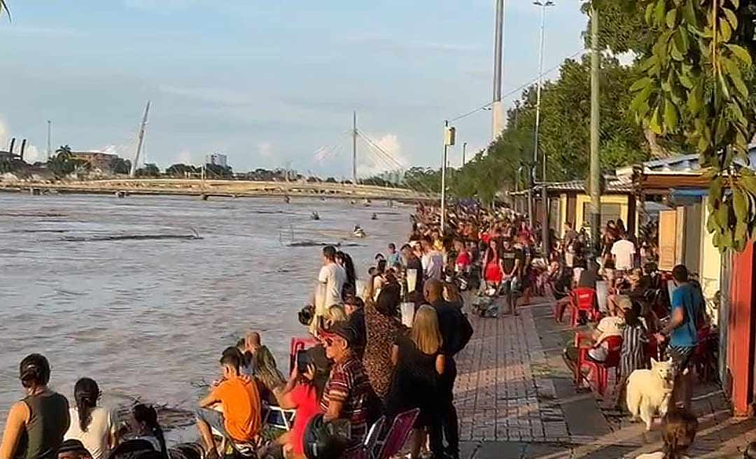 Gameleira lotada neste domingo: rio Acre cheio virou atração