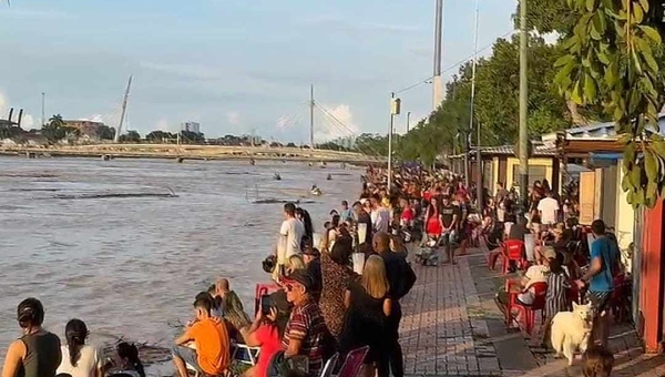 Gameleira lotada neste domingo: rio Acre cheio virou atração
