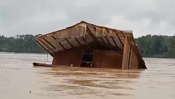 Rio Tarauacá arrasta residência e cena choca pela dimensão da enchente em Jordão