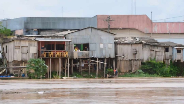 Enchente: bares e comércios sob constante risco às margens do Rio Acre, na Capital