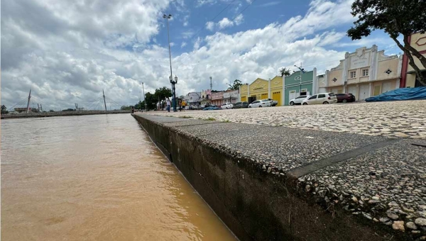Rio Acre chega a 17 metros na tarde desta quinta-feira e deve desabrigar mais famílias