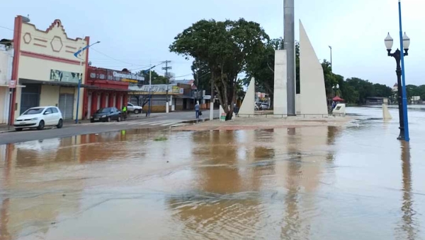 Rio Acre chega a 17, 22 metros e alaga parte do Calçadão da Gameleira