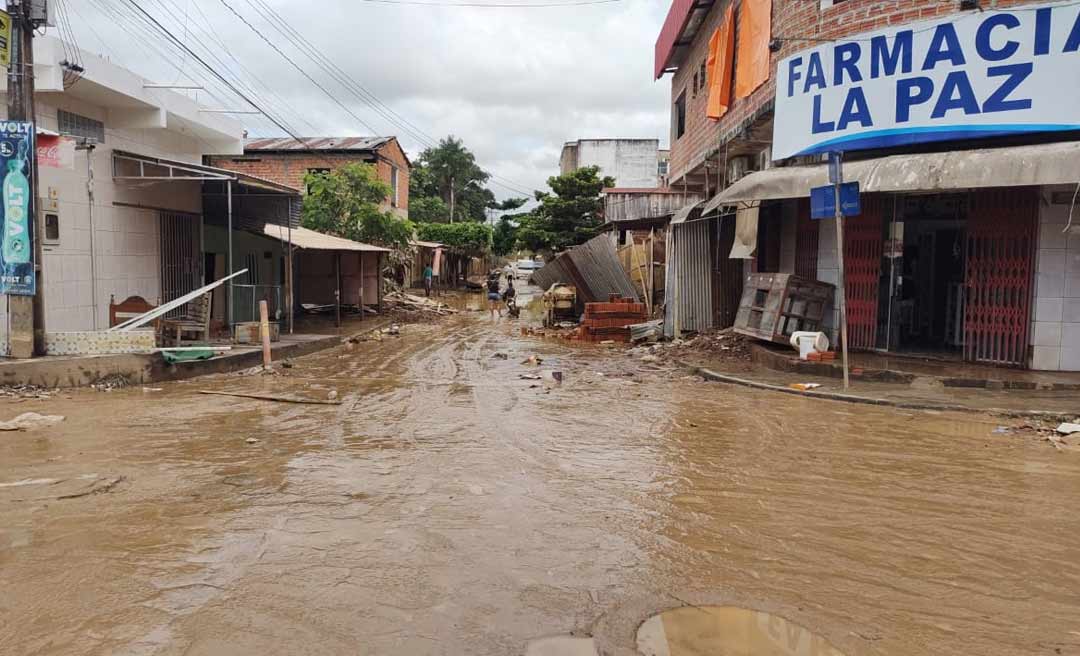 Também atingida pela cheia do Rio Acre, parte de Cobija amanhece com muita lama nesta sexta-feira