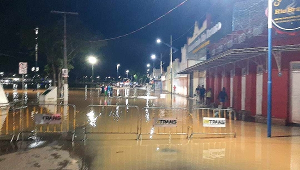 Cheia do rio Acre: acesso ao Calçadão da Gameleira é interditado pela RBTrans