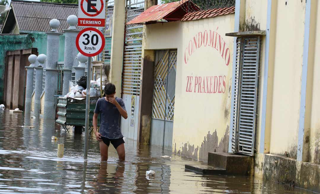 Famílias começam a ser retiradas do bairro Seis de Agosto nesta sexta após Rio Acre atingir 17,30