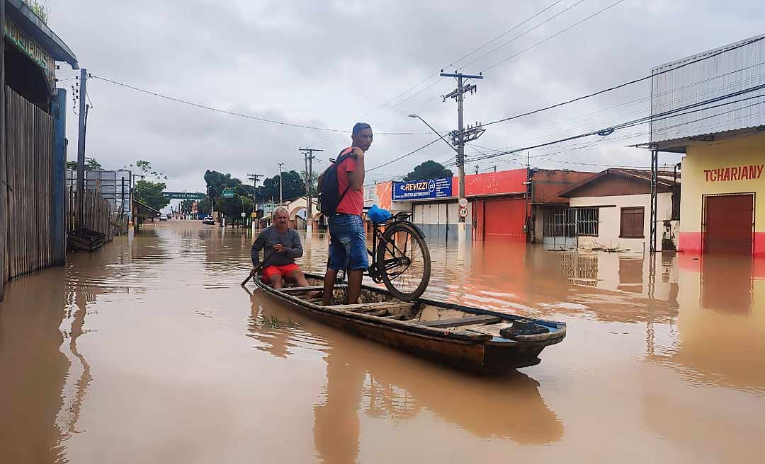 Na Capital, trecho da Avenida Sobral é interditado por causa da enchente do Rio Acre e de igarapé