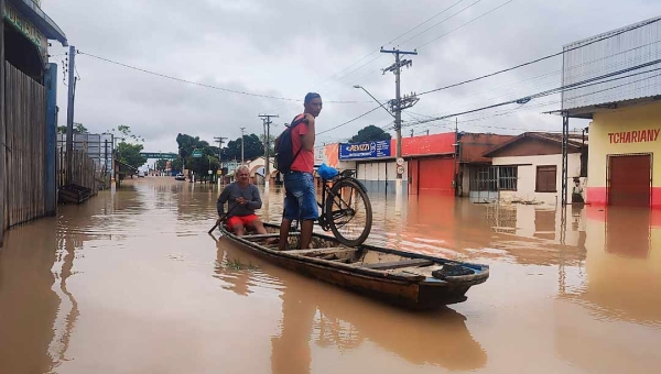 Na Capital, trecho da Avenida Sobral é interditado por causa da enchente do Rio Acre e de igarapé