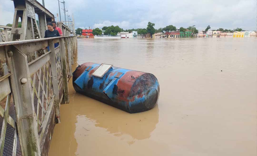 Boia do sistema de captação da ETA II foi parar na Ponte Metálica após balsa da estação de tratamento virar no rio Acre