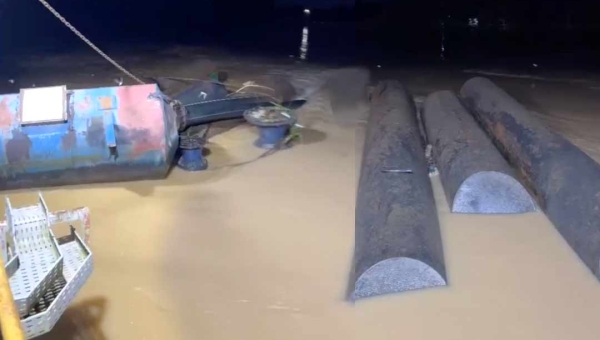 Em Rio Branco, balsa de captação da ETA II vira devido a cheia do Rio Acre