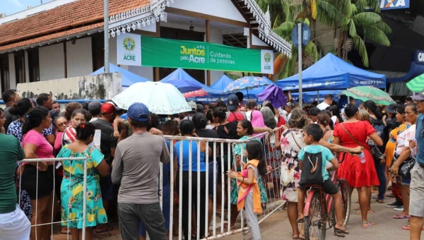 Confusão no Centro de Rio Branco durante entrega de sacolões da Campanha Juntos pelo Acre; veja o vídeo
