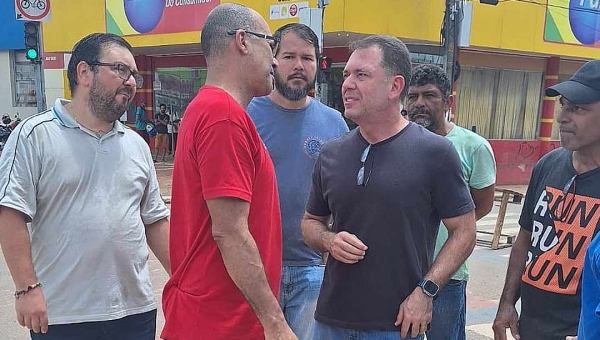 Vivendo sob fritura de aliados, Alysson vai ao Seis de Agosto, conversa com manifestantes e articula religação da energia