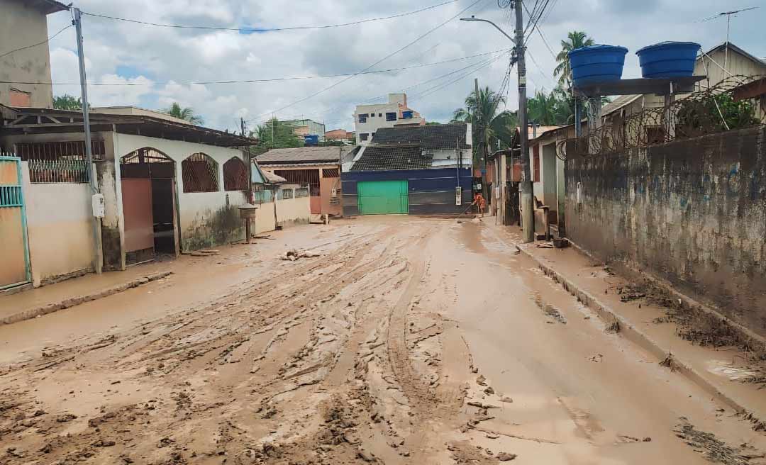 Operação de limpeza chega ao bairro da Base, um dos primeiros atingidos pela cheia do Rio Acre na Capital