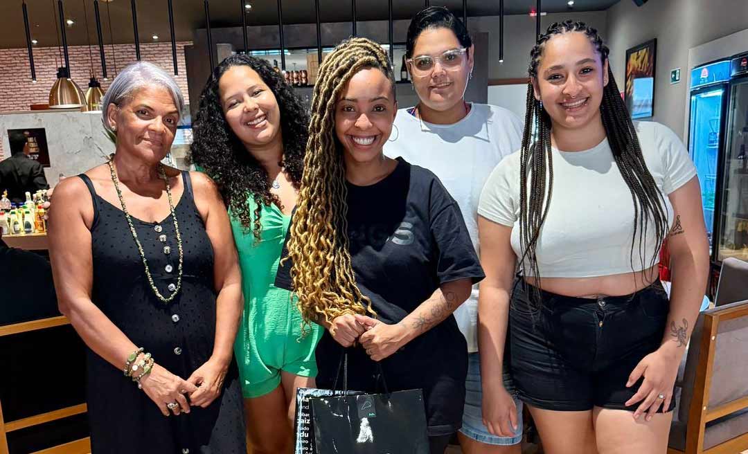 Simpatia e humildade: em turnê no Acre, cantora Mannda Lyn passa domingo com fãs