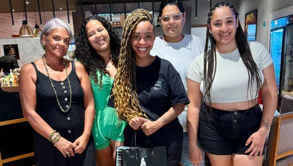 Simpatia e humildade: em turnê no Acre, cantora Mannda Lyn passa domingo com fãs