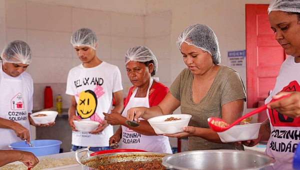 Cozinha Solidária Marielle Franco entrega 500 marmitas para atingidos pela cheia com apoio da PM 