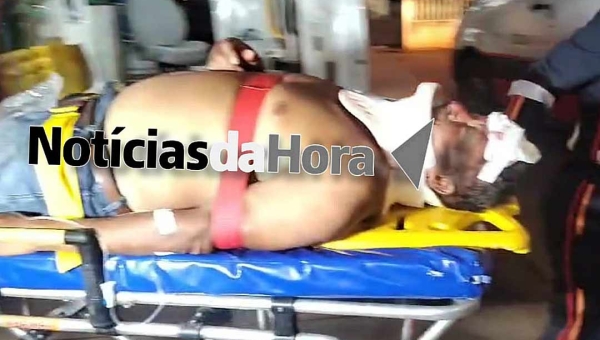Motociclista colide na traseira de veículo parado para a troca de pneu na AC-40