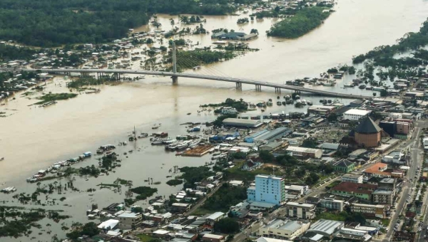 Rio Juruá segue acima da cota de transbordo em Cruzeiro do Sul e atinge quase 5 mil famílias em 12 bairros