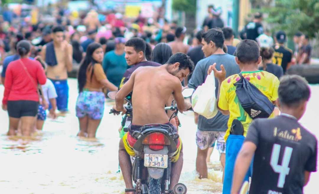 Apesar dos diversos transtornos, enchente em Boca do Acre se tornou uma atração com muita diversão