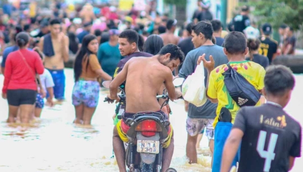 Apesar dos diversos transtornos, enchente em Boca do Acre se tornou uma atração com muita diversão
