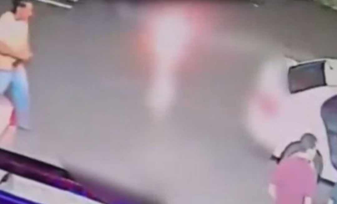 Universitária ateia fogo no namorado após crise de ciúmes, veja o vídeo