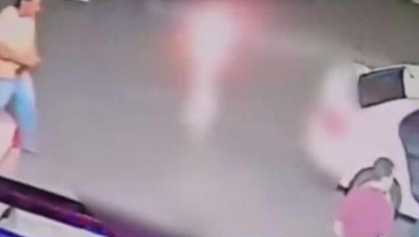 Universitária ateia fogo no namorado após crise de ciúmes, veja o vídeo