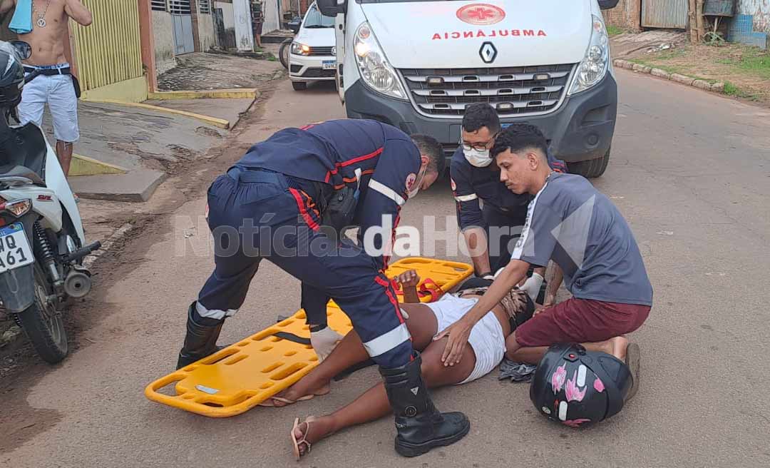 Mulher é atropelada por motociclistas após tentar atravessar rua na Baixada da Sobral