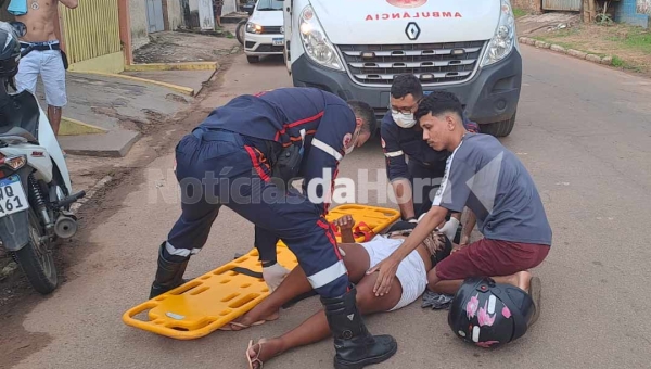 Mulher é atropelada por motociclistas após tentar atravessar rua na Baixada da Sobral