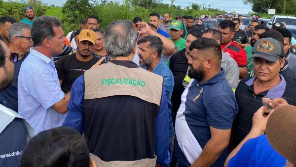 Após presença do superintendente do Dnit e promessa de asfalto, manifestantes liberam BR-364 no Bujari