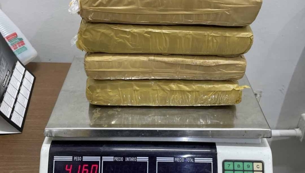 Mulher é presa após tentar enviar por transportadora mais de quatro quilos de droga escondida em poltrona