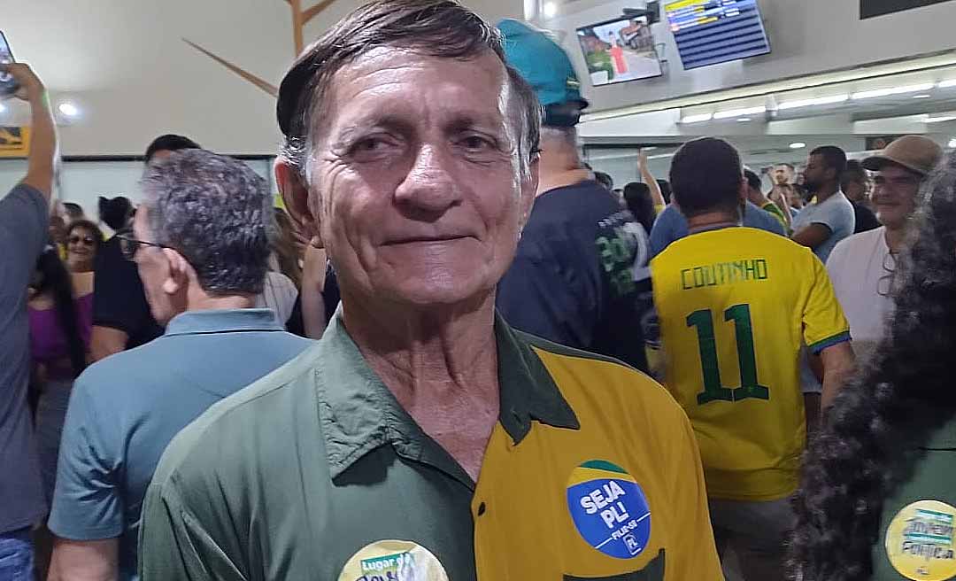 Homem conhecido por ser sósia de Bolsonaro no Acre aguarda ex-presidente no aeroporto de Rio Branco