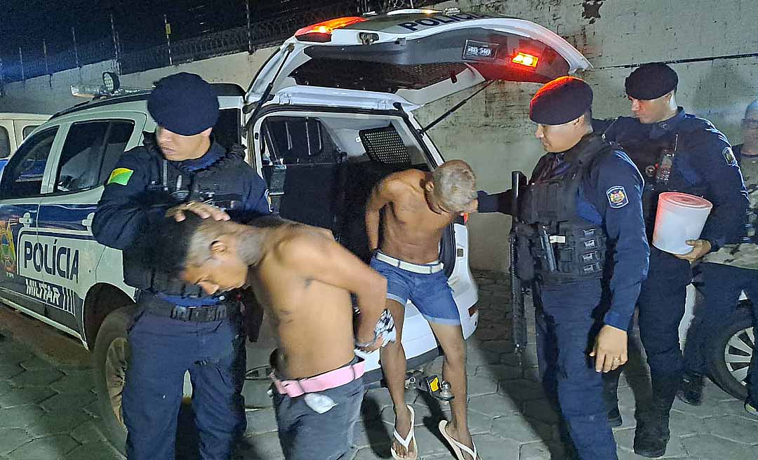 Em boca de fumo, irmãos são presos com armas, drogas, munições e até granada