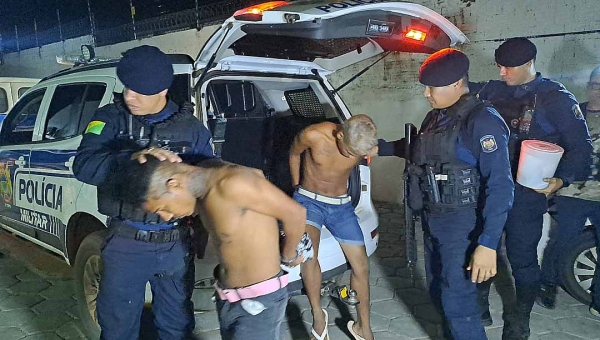 Em boca de fumo, irmãos são presos com armas, drogas, munições e até granada