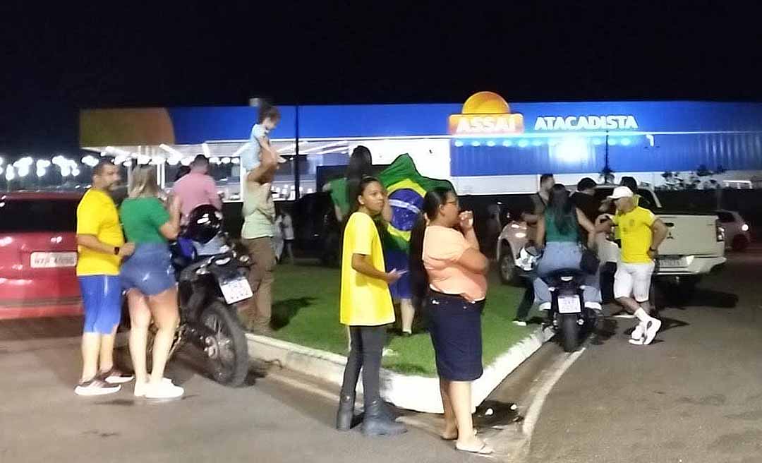 Fãs de Bolsonaro “acampam” na frente do condomínio Ecoville, onde ex-presidente está hospedado