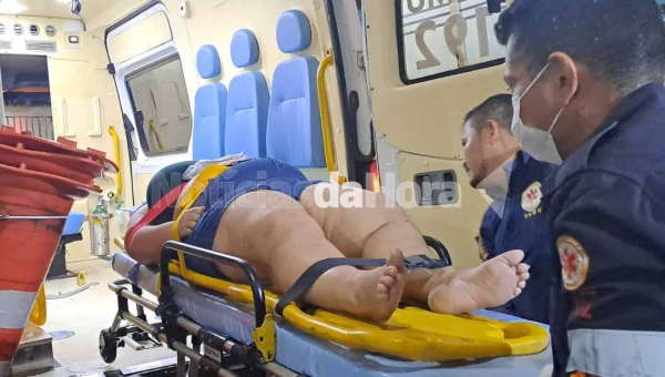 Motorista perde o controle, carro colide contra poste e mulher fica em estado grave após acidente na estrada de Porto Acre