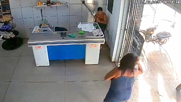 Homem invade comércio, ameaça pessoas com faca e é espancado por populares na Capital; veja o vídeo