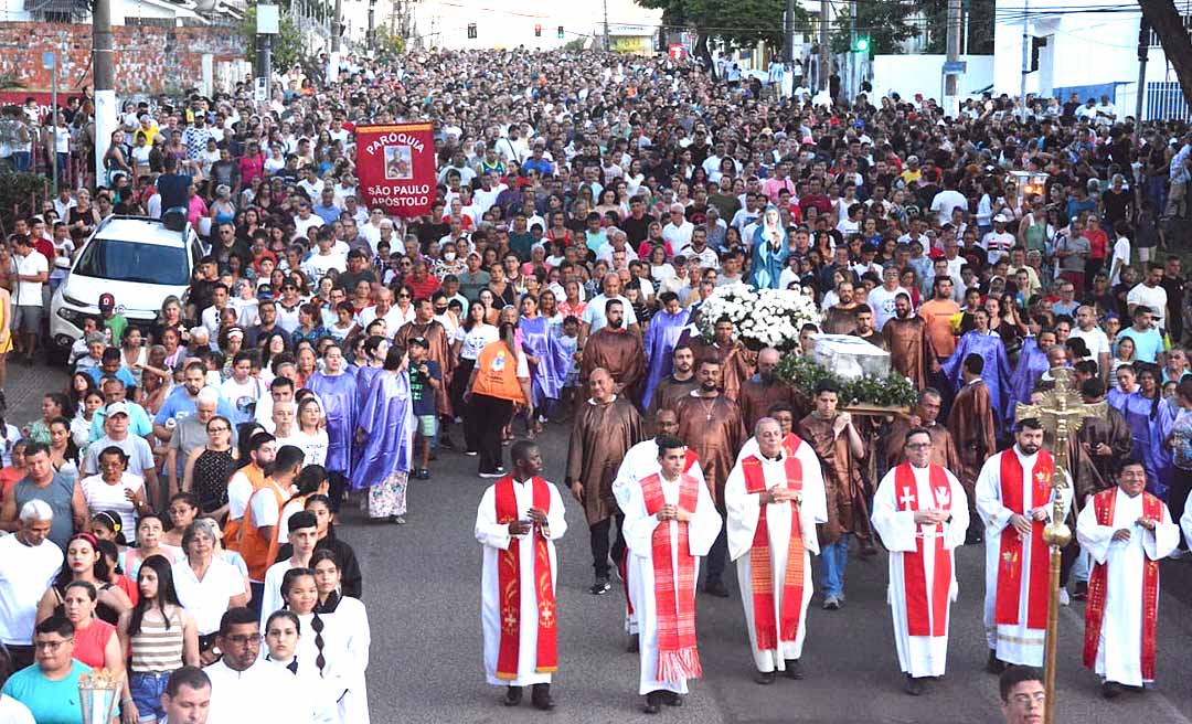 Mais de cinco mil fiéis participam da procissão do Cristo Morto em Rio Branco