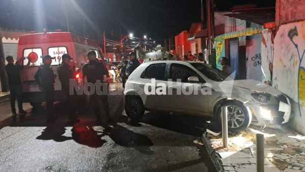 Motorista perde controle de carro, colide contra murro e fere duas crianças no Nova Estação
