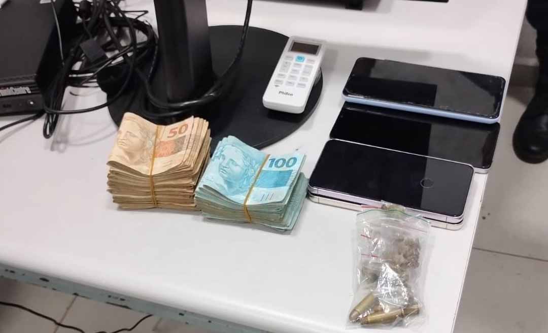 Polícia Militar recupera dinheiro, bens roubados e prende indivíduos após roubo a residência