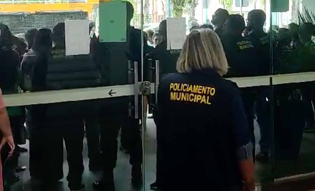 Manifestantes tentam entrar na prefeitura, mas são impedidos pela polícia