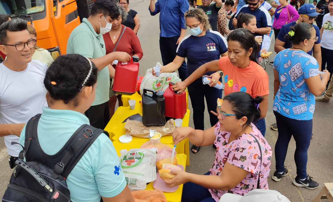 Servidores tomam café em frente à Câmara de Rio Branco enquanto aguardam aprovação de reajuste salarial