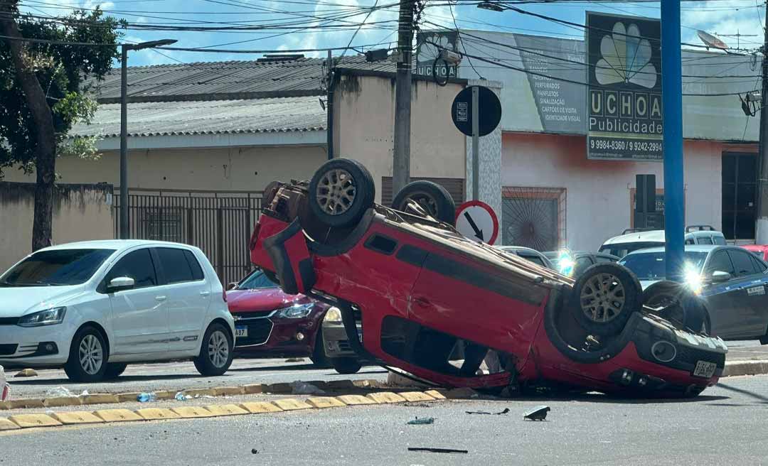 Empresário capota carro após colisão violenta na Avenida Antônio da Rocha Viana