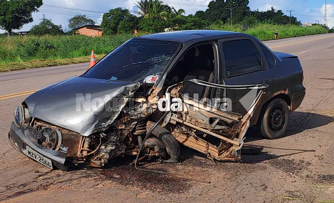 Acidente na BR-364 envolvendo carro de passeio e carreta deixa motorista gravemente ferido