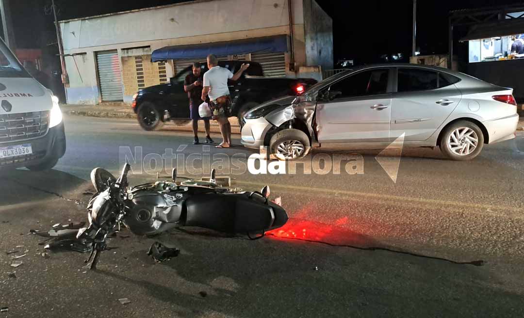 Motoqueiro sofre múltiplas fraturas após colidir contra carro no bairro das Placas