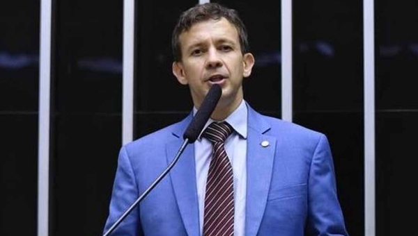 Após quatro meses, Eduardo Velloso reassume mandato de deputado federal